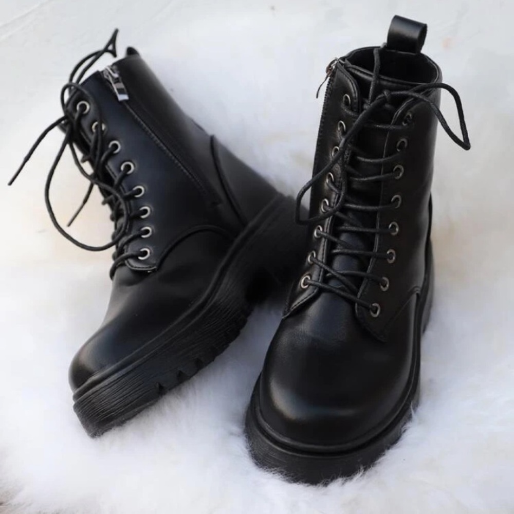 Black combat boots - doc martens dupe - never worn